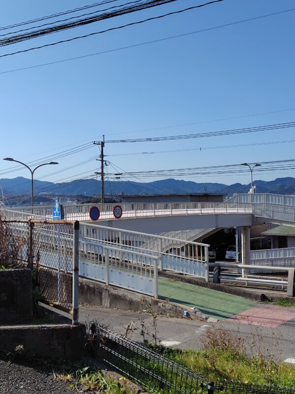 湯川二丁目北公園と五ツ石歩道橋